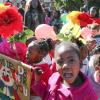 Kinder singen vor dem Krankenhaus, in dem Mandela behandelt wird.