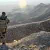 Ein Soldat der ISAF überblickt die Berge um Masar-i-Scharif (Archivbild).