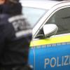 Ein Mann soll bei einer Polizeikontrolle in Augsburg Widerstand geleistet haben.