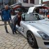 Rainer Haas und sein Sohn Tim aus Betlinshausen haben eine Vorliebe für besondere Autos, hier beim Mercedes SL AMG 