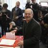 Hamburgs Erster Bürgermeister, Olaf Scholz, gibt seinen Stimmzettel bei der Wahl ab.