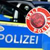 Die Polizei sucht nach einem Unbekannten, der Sondermüll an einem See bei Nersingen-Leibi entsorgt hat. 