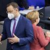 Gesundheitsminister Jens Spahn muss sich für Fehler in der Pandemie-Bekämpfung rechtfertigen und einen Entzug von Kompetenzen durch Kanzlerin Angela Merkel hinnehmen.  