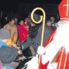 Nach bangem Warten traf auch der Nikolaus in Begleitung zweier finsterer Krampusse ein. Doch sie waren sehr freundlich und verteilten Süßigkeiten an die Kinder, während der Vorbote des Christkinds viele Hände schüttelte und Lob austeilte.  