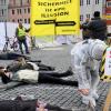 Was passiert in Augsburg, wenn sich im Kernkraftwerk in Gundremmingen ein Unglück ereignet? Aktivisten der Umweltschutzorganisation Greenpeace warnten vor drei Jahren mit einer Aktion auf dem Rathausplatz vor den möglichen Folgen eines Atomunfalls.