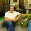 Martin Müller fühlt sich in seinem Showroom in Westendorf richtig wohl. Gemütlich geht es in der Campingszene ohnehin zu. Der 54-Jährige sitzt auf einem Luftsofa vor einem Luftzelt. 