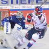 War kaum zu überwinden: Timo Pielmeier (links) zeigte gegen die Adler Mannheim (Tommi Huhtala) eine überzeugende Leistung. Dennoch musste sich der ERC Ingolstadt mit 1:2 geschlagen geben. 