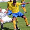 Zweikampfstark: Maximilian Jahner (links) und der FC Ehekirchen zeigten gegen den SV Holzkirchen eine gute Leistung und gewannen am Ende verdient mit 3:1.  
