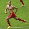 Befreit. Frank Ribéry feiert seinen Treffer zum 1:0 ohne Trikot aber mit einem wilden Spurt zur Auswechselbank. 