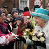Königin Elizabeth II. nimmt Glückwünsche bei ihrem Besuch in King's Lynn in der Grafschaft Norfolk entgegen. Foto: Chris Radburn dpa
