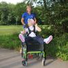Kinderkrankenschwester Brigitte Margraf und Annalena Köllner beim Spaziergang in Ingolstadt. Zu ihrem eigenen Schutz ist das Mädchen im Rollstuhl festgeschnallt.