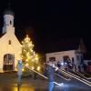 Alphornklänge vor der Wengener Kapelle und besinnliche Geschichten von Anian und Amalia Linke in der Kirche in St. Georgen (rechtes Bild) gab es unter anderem beim Advent der Lichter in der Pfarreiengemeinschaft Dießen. 	 	