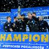 Kein Finale ohne Glitzer: Der TTC Neu-Ulm feierte seinen Pokal-Triumph.