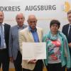 Sie freuten sich über die hohe Auszeichnung: Landrat Martin Sailer, der ehemalige Landtagsabgeordnete Max Strehle, Hans Jenuwein mit Ehefrau Ingeborg und Bürgermeister Richard Greiner (von links). 	