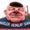 «Kanzler Hohlaf Scholz» steht auf einem Mottowagen beim Düsseldorfer Rosenmontagszug.