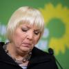 Claudia Roth fühlt sich trotz der Ohrfeige von der Parteibasis stark genug, um die Grünen weiter als Vorsitzende zu führen.