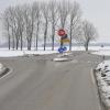 An der Kreuzung bei Gut Lichtenberg hat sich wieder ein Unfall ereignet, trotz Sichtschutzwand (rechts)