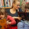 Angela Sümnik und ihre Kinder Nora (7) und Rufus (8) leihen sich regelmäßig in der Bücherei St. Ulrich und Afra Bücher, Spiele und CDs aus. Sie holten sich am Sonntag Nachschub, wenn am späten Vormittag geöffnet ist. Die Besucher kommen gerne nach dem Gottesdienst. 	