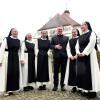 Zum Jubiläum 400 Jahre Wallfahrtskirche Violau freute sich Pfarrer Thomas Pfefferer besonders über den Besuch aus Oberschönenfeld mit (von links) Schwester Regina, Sr. Paula, Sr. Martha, Sr. Annutiata und Sr. Dorothea. 