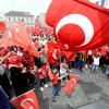 Erdogan-Anhänger vor drei Wochen auf dem Augsburger Rathausplatz. Oberbürgermeister Kurt Gribl nennt die Kundgebung hinterher "befremdlich".