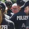 Bundespräsident Frank-Walter Steinmeier bedankt sich am Sonntag bei den Polizisten für deren Einsatz.