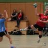 Iris Kronthaler (rechts im Duell gegen Donauwörth) war beim Erfolg in Schwabmünchen beste Werferin der Aichacher Handballerinnen. 	 	