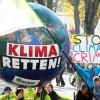 Demonstranten fordern in Bonn mit einem Modell der Erdkugel die Umsetzung des Weltklimaabkommens.