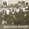 Im Rahmen des internationalen Turnfestes 1904 in Gundelfingen fand vor dem Rathaus eine große Faschingsveranstaltung fest. 