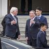 Bundespräsident Frank-Walter Steinmeier verabschiedet den chinesischen Ministerpräsidenten Li Qiang vor dem Schloss Bellevue.