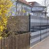 Die Bürger In Bellenberg wollen moderne Zäune, was wegen nicht zeitgemäßer Vorschriften in alten Bebauungsplänen oft schwer umzusetzen ist. 