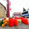 Der Sechsfachmord in Rot am See schockiert die Anwohner der Gemeinde in Baden-Württemberg. Am Tag nach der Tat fallen erneut Schüsse.