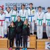 Die Nördlinger Kämpferinnen und Kämpfer, hier mit Trainern und Fans, haben sieben Medaillen aus Stuttgart mit ins Ries gebracht.