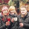 Probierten beim Friedberger Advent die Alternativen zum Glühwein: Catrin Weykopf mit heißem Rosa-Himbi, Kathrin Stangl mit Engelspunsch und Sebastian Musolf mit dem Edelglühwein Amarone (von links).  