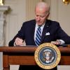 Joe Biden, Präsident der USA, unterzeichnet eine Anordnung zum Klimawandel im State Dining Room des Weißen Hauses. 