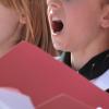 Kinder singen im Chor.