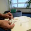 Ein Mann führt einen HIV-Heimtest durch: Was in Großbritannien und Frankreich schon legal ist, könnte auch in Deutschland bald möglich sein.