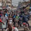 Motorräder fahren durch die Straßen im Zentrum von Malis Hauptstadt Bamako.  Seit neun Jahren ist die Bundeswehr in Mali im Einsatz.