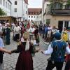 "Ottheinrichs fröhliches Gesinde" hat nicht nur eine in schönen Kleidern gewandete Tanzgruppe. Auf der Straße neben der Bühne in der Josefsstraße haben auch Besucher die Möglichkeit, das Tanzbein zu schwingen. 