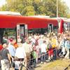 Viele Weißenhorner nutzten am Samstag die Möglichkeit, mit dem Zug kostenlos nach Ulm zu fahren. Für einen Tag steuerte das Shuttle-Bähnle den Bahnhof in Weißenhorn an. 2013 soll die Strecke wieder in Betrieb genommen werden.  
