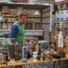 Was gab es da auf dem Altstadtflohmarkt in Nördlingen am Samstag nicht alles zu entdecken: Spielsachen, Kleider, Schuhe, Schmuck, Kunstgegenstände oder Körbe. Gerade am Vormittag war der Flohmarkt sehr gut besucht, die Besucherinnen und Besucher bummelten durch die Straßen. Unser Fotograf Josef Heckl war mit seiner Kamera unterwegs und hat einige Impressionen eingefangen.