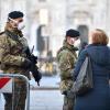 Soldaten mit Schutzmasken in der Innenstadt von Mailand.