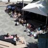 Viele, sehr unterschiedliche Menschen begegnen sich im „Taubenschlag“, der Festivalzentrale des Friedensfestes, auf dem Moritzplatz.