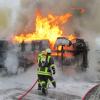 Nach einem schweren Unfall wurde die Autobahn 8 in Höhe der Ausfahrt Dasing in Fahrtrichtung München komplett gesperrt. Der Laster brannte völlig aus.