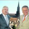 Gipfeltreffen in Ulm: die beiden Wirtschaftsminister aus Bayern und Baden-Württemberg, Martin Zeil (links) und Ernst Pfister, vor dem Ulmer Münster. Foto: heo