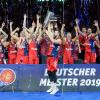 So sehen Sieger aus: Die Basketballer des FC Bayern München tanzen und jubeln nach dem Gewinn des Meisterpokals im Duell gegen Berlin. 	