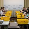 Mitglieder der SPD-Zählkommission zählen die abgegebenen Stimmen zur Mitgliederbefragung über den Koalitionsvertrag mit der CDU aus.