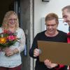 Gewinnerin Angelika Luginsland, ihr Ehemann Kurt und Tochter Yvonne bekommen von Felix Uhlig den Scheck mit dem Gewinn bei der Postcode-Lotterie überreicht. 	