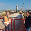 Bauleiter Uwe Beßle (rechts) und Holger Uslar vom Straßenbauamt sind zufrieden.