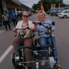 Christine Maier beim Probefahren mit dem Seniorentandem in Ried mit der dortigen Quartiersmanagerin Claudia Bordon-Vieler.