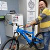 Zum 125-jährigen Bestehen spendierte das Elektrizitätswerk Stadler in Dießen eine E-Bike-Ladestation. Firmenchef Georg Stadler zeigt, wo das Ladegerät angesteckt werden muss.